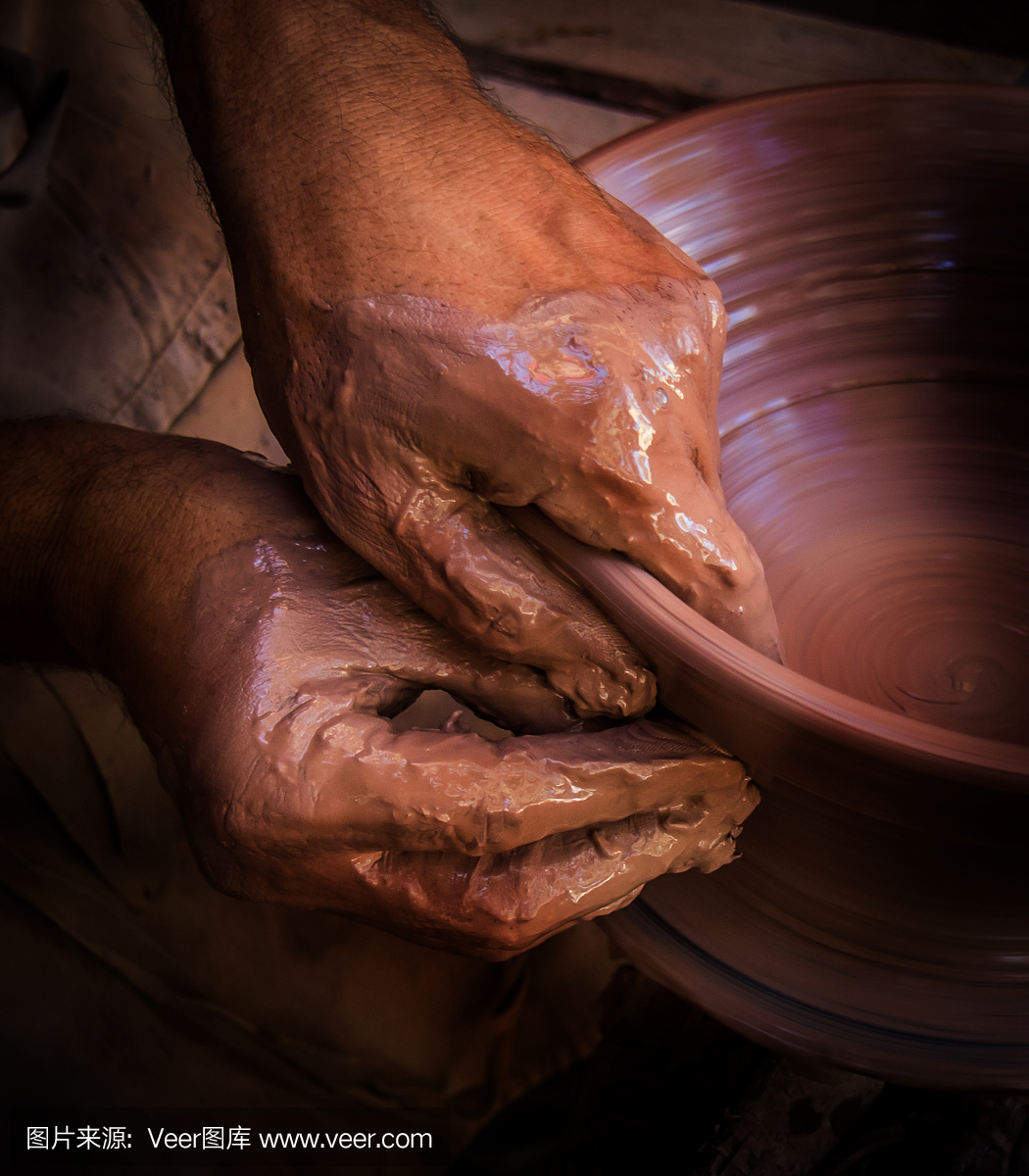 用古老的传统方法制作陶器